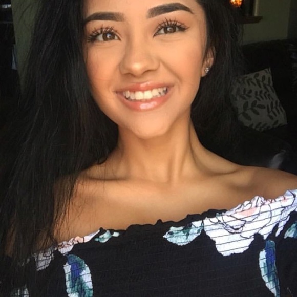 Off the shoulder shirt! - Picture 2 of 2